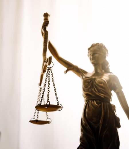 conceito-de-justica-e-direito-juiz-masculino-em-um-tribunal-na-mesa-de-madeira-e-conselheiro-ou-advogado-masculino-trabalhando-no-escritorio-aconselhamento-juridico-e-conceito-de-justica-scaled.jpg